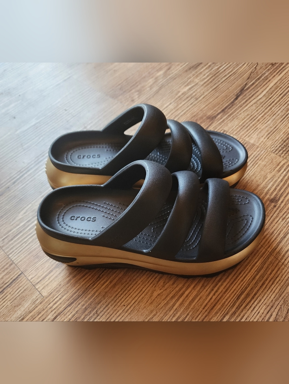 Size 8 Crocs Women’s Black and Gold Platform Slide Sandals - Picture 5 of 8